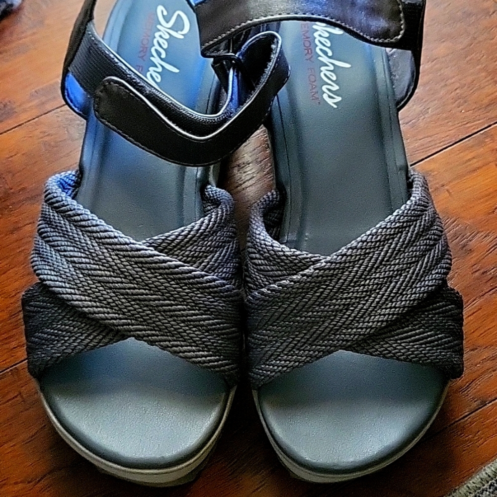 Sketchers  Memory Foam Wedge Sandals S 8 VERT COMFORTANLE!